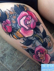 女性腿部彩色船锚玫瑰花纹身图案