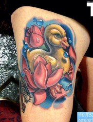 腿部一款个性鸭子纹身图案