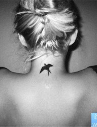 女性脖子燕子纹身图案