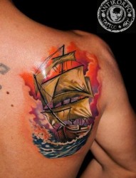 一款肩背帆船纹身图案
