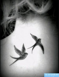 一款女性脖子燕子纹身图案