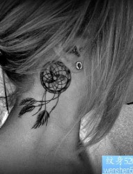 女性脖子捕梦网纹身图案