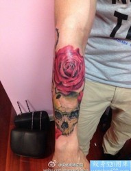 一款手臂欧美骷髅头玫瑰花纹身图案