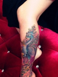 女性腿部彩色凤凰纹身图案
