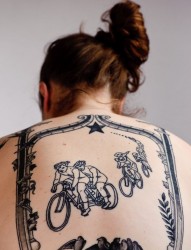 女性背部一幅自行车比赛纹身