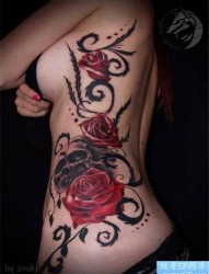 女性腰部彩色骷髅头花纹身图案