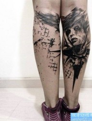 女性腿部泼墨风格纹身图案
