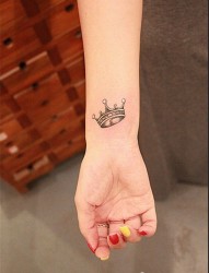 女性手腕小巧的皇冠纹身图案
