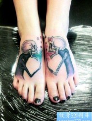 女性脚背个性骷髅头纹身图案