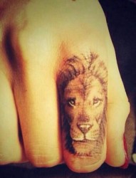 女孩子手指上的小狮子头像纹身图案