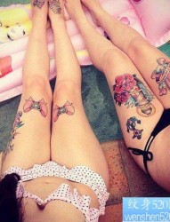 女性腿部彩色纹身图案