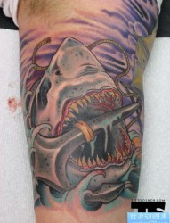 脚部一款个性鲨鱼纹身图案