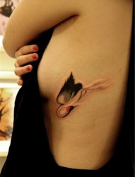 女性侧腰仙鹤纹身图案