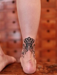 个性腿部皇冠飘带纹身图案