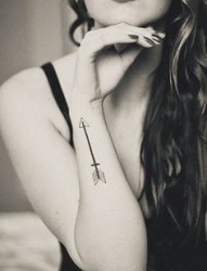 女性手臂箭头纹身图案