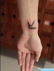 手腕燕子纹身图案