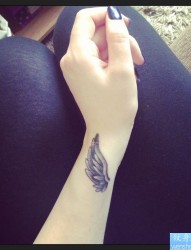 手腕小翅膀纹身图案