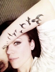 女性手臂燕子纹身图案