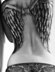 一款女性满背个性翅膀纹身图案