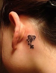 一款女性耳后钥匙纹身图案