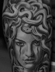 一款手臂美杜莎肖像纹身图案