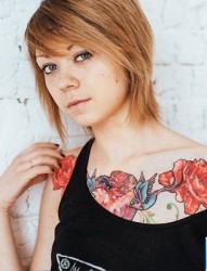 胸口彩色玫瑰花燕子纹身图案