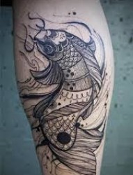 小腿部一条素色的鲤鱼纹身