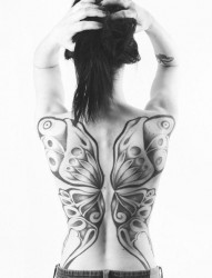 女性个性满背蝴蝶纹身图案