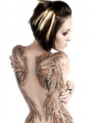 女性背部满背的翅膀纹身图案