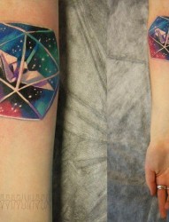 一款女性星空千纸鹤纹身图案