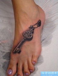 女性脚背钥匙纹身图案