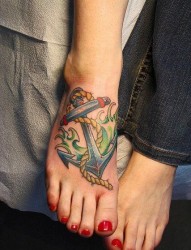女性脚背彩色船锚纹身图案