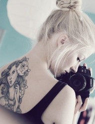 一款时尚女人背部肖像纹身图案