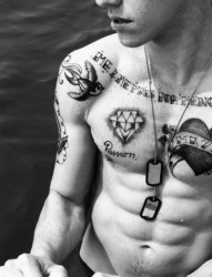 男人胸前霸气的钻石纹身图案