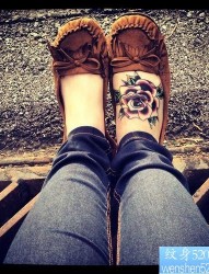 女性脚背彩色玫瑰花纹身图案