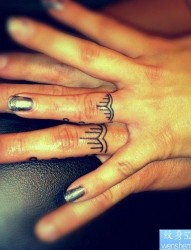 手指情侣戒指纹身图案