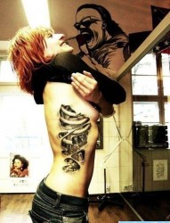 女人侧腰机械纹身图案