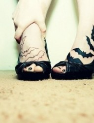 女人脚部蝙蝠刺青