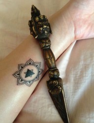 女性手臂上一款小小的梵花图腾纹身