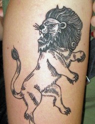 男人腿部狮子纹身