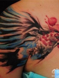 女性肩部鸽子纹身图案