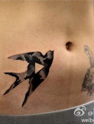 腹部燕子黑灰水墨范儿纹身图案