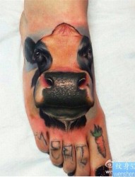 脚部奶牛纹身图案