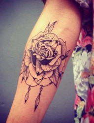 手臂上一款漂亮的花朵纹身