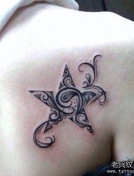 女性肩部五角星纹身图案
