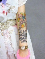 女性手臂蝴蝶结字母纹身图案