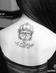女性颈部皇冠玫瑰字母纹身图案