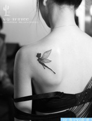 女性肩部精灵纹身图案