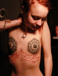 个性胸部花纹身图案