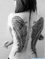 女性满背翅膀纹身图案